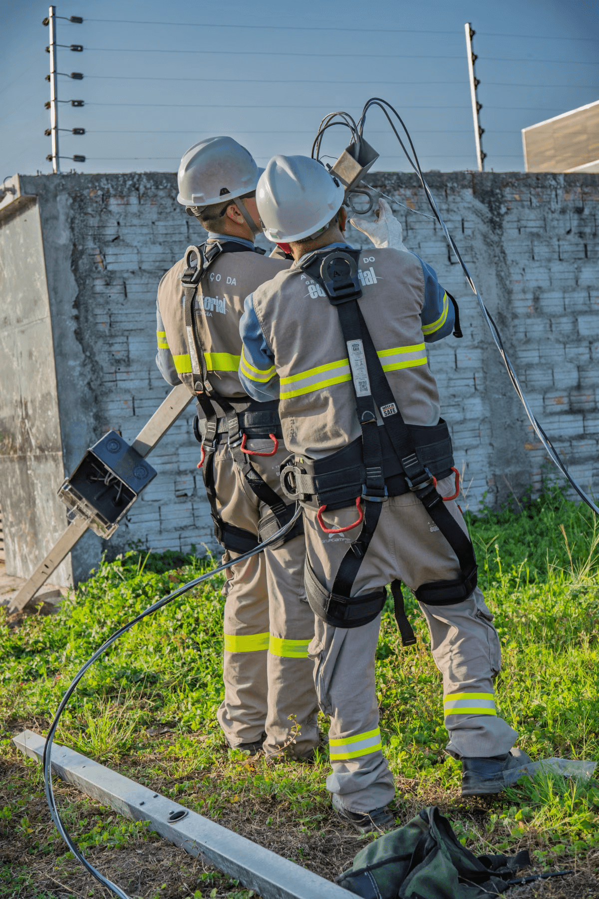 Equipe da Elinsa atuando em uma operação elétrica de campo